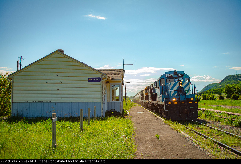 SFG 1849 leads 565 by Carleton station